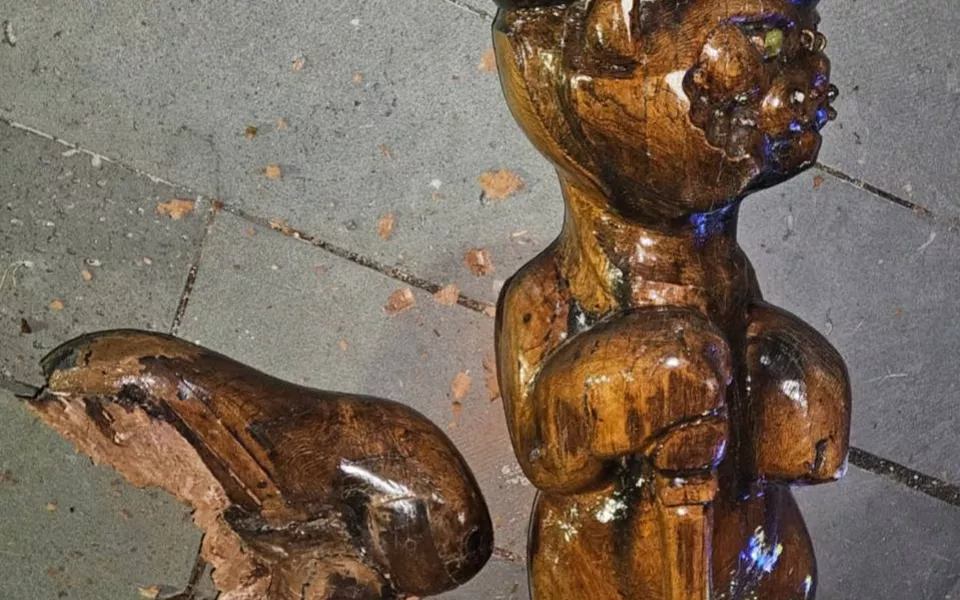 Деревянная скульптура кота насмерть придавила маленькую девочку в Саратове