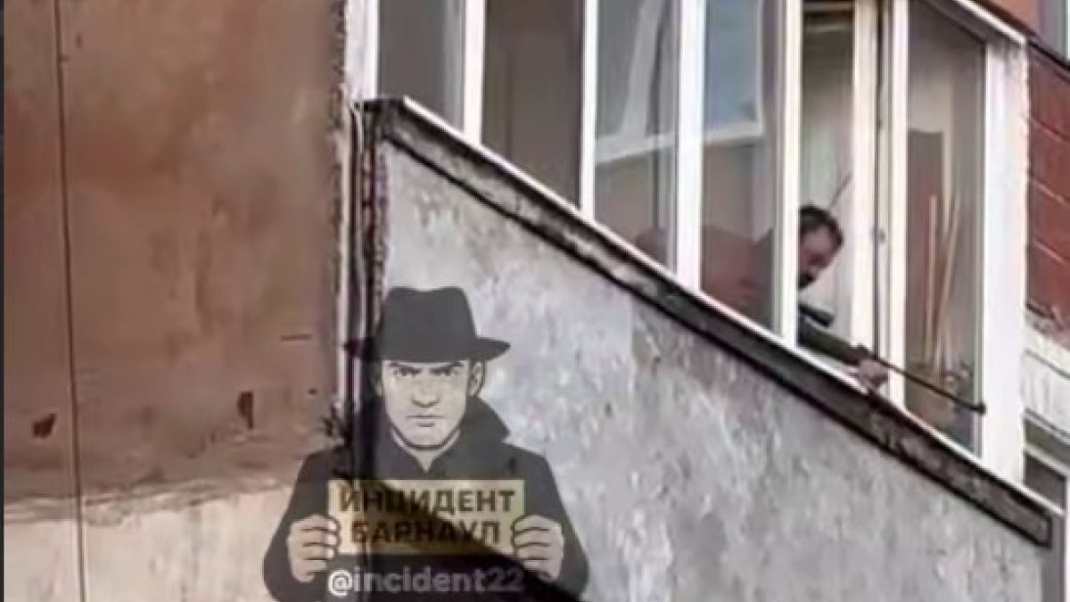 Вооруженный барнаулец на балконе