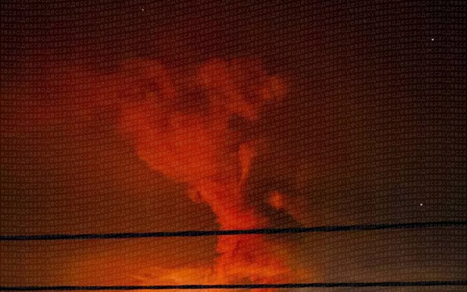 Взрывы и дым в Одессе: очевидцы запечатлели огненное зарево над городом