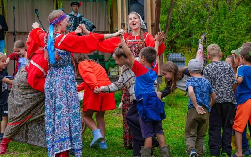 У подножия прителецких гор прошел Яблочный Спас. Фото
