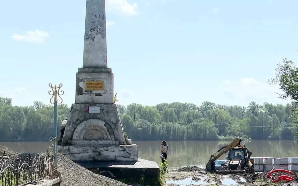 В Бийске полным ходом благоустраивают сквер имени Кузьмы Фомченко