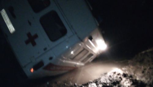 Машина скорой помощи провалилась в яму в Алтайском крае