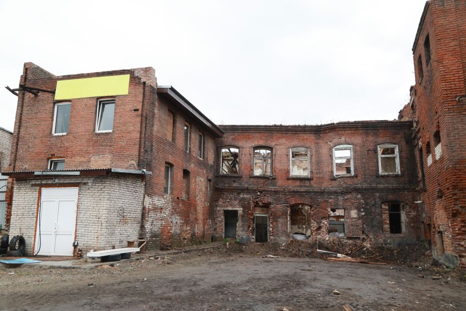 Дом купца Поскотинова в Барнауле. Вид со стороны Знаменского переулка. Август 2025 года Дом купца Поскотинова в Барнауле. Вид со стороны Знаменского переулка. Август 2025 года