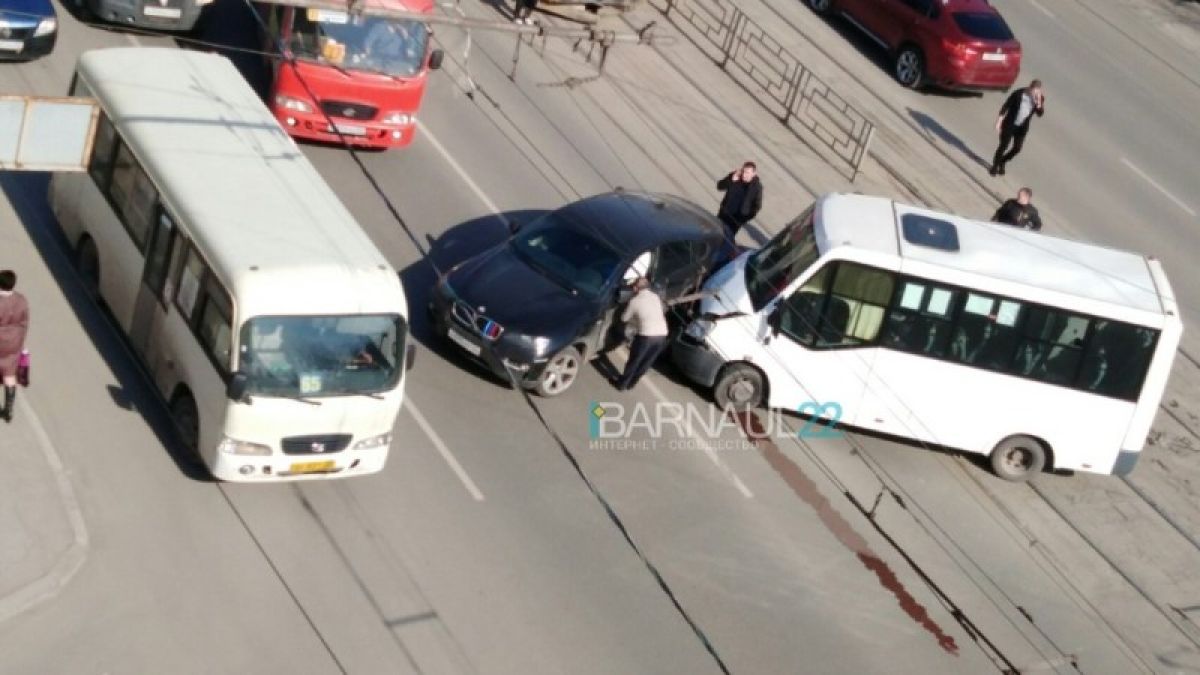 Женщина на BMW X6 врезалась в пассажирскую маршрутку в Барнауле