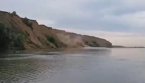 Лодку вышвырнуло на берег: в Алтайском крае сняли на видео жуткий удар водной стихии