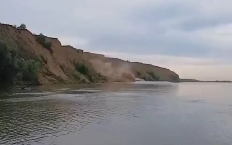Лодку вышвырнуло на берег: в Алтайском крае сняли на видео жуткий удар водной стихии