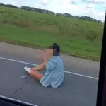 На оживленной алтайской трассе сняли на видео странное поведение женщины