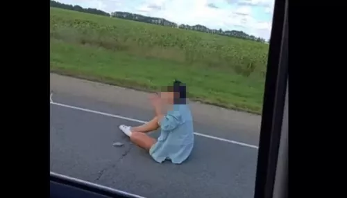 На оживленной алтайской трассе сняли на видео странное поведение женщины