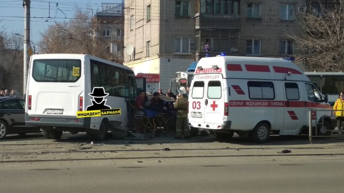 Момент ДТП с маршруткой на Строителей в Барнауле попал на видео