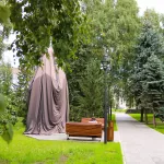 В Барнауле на площади Победы памятный знак в виде часовни готовят к открытию. Фото