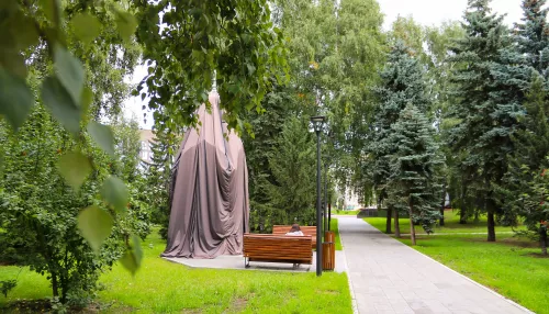 В Барнауле на площади Победы памятный знак в виде часовни готовят к открытию. Фото
