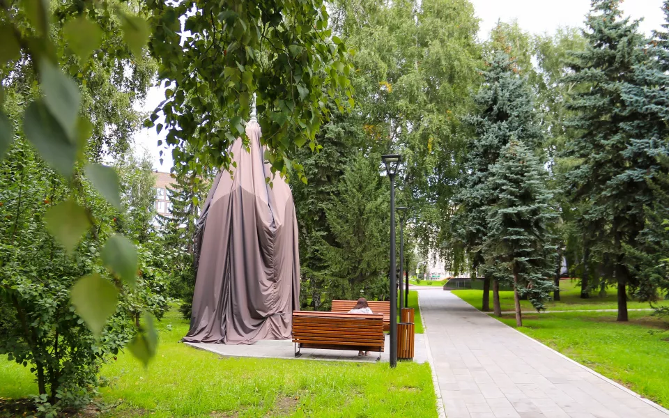В Барнауле на площади Победы памятный знак в виде часовни готовят к открытию. Фото