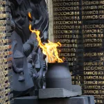 Житель Новосибирской области осквернил памятник в Барнауле на глазах у прохожих