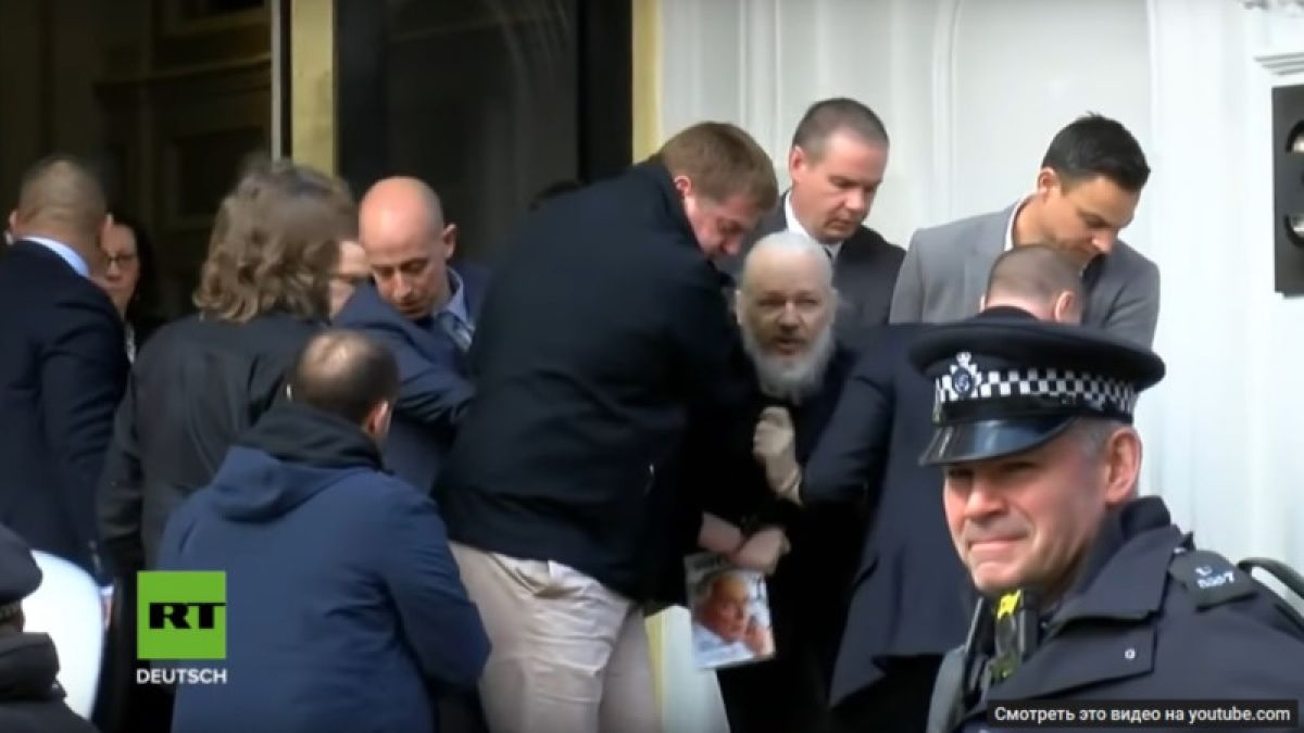 Вынесли на руках: арест основателя WikiLeaks Джулиана Ассанжа попал на видео