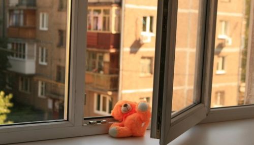 Ребенок выпал из окна квартиры на пятом этаже в Барнауле