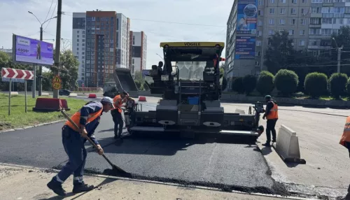 Гладкий асфальт, новые бордюры и знаки: где в Барнауле ремонтируют дороги. Фото