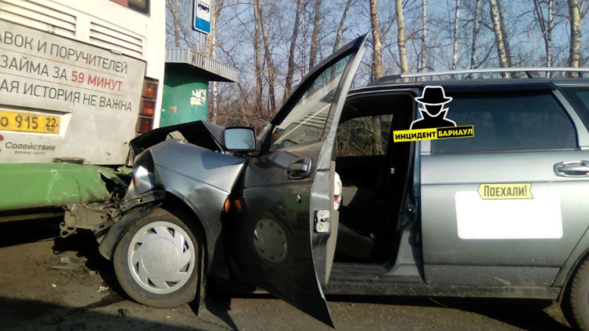Такси врезалось в маршрутный автобус в Барнауле