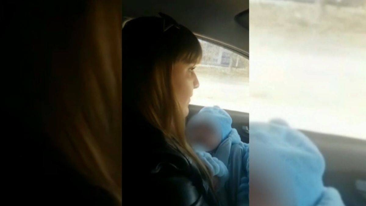 Жительница Челнов прокатилась за рулем с младенцем на руках 