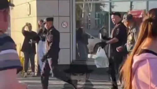 Соцсети: в Барнауле силовики эвакуировали людей из ТЦ Пионер и вынесли оттуда пакет