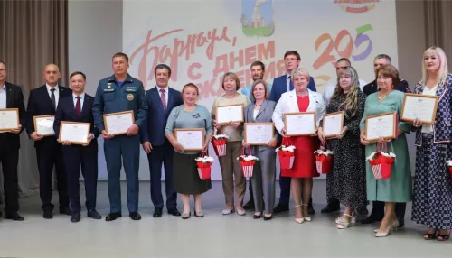 Доску почета торжественно открыли в Железнодорожном районе Барнаула. Фото
