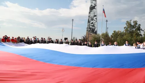 Торжественное поднятие флага России прошло в праздник в Нагорном парке Барнаула. Фото