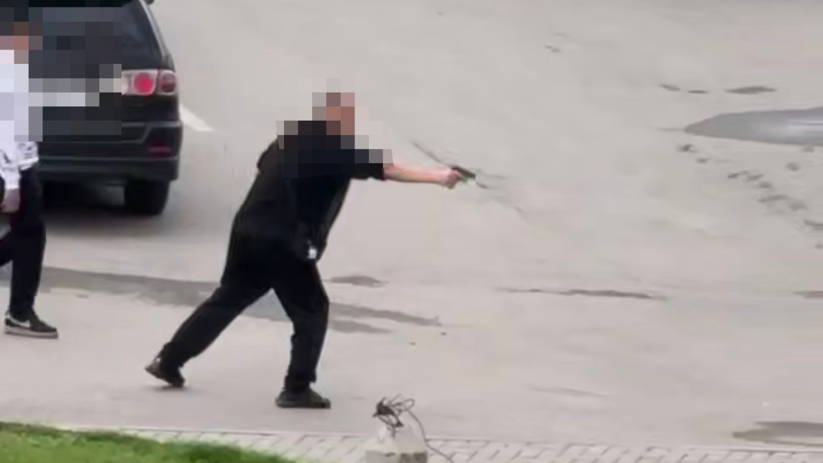 Подросток с пистолетом