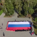В Нагорном парке Барнаула развернули 13-метровый триколор