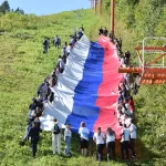 Огромный флаг России подняли на гору Комсомольскую в Горно-Алтайске