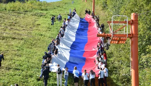 Огромный флаг России подняли на гору Комсомольскую в Горно-Алтайске