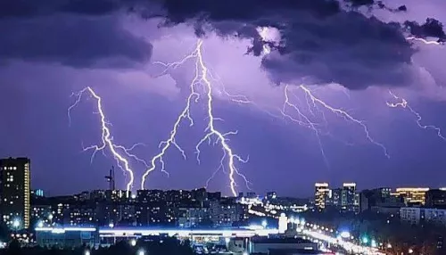 Мощный ливень с ветром и грозой накрыли Барнаул: фото стихии