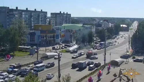 В центре Бийска полицейские спасли Газель от огня прямо на дороге