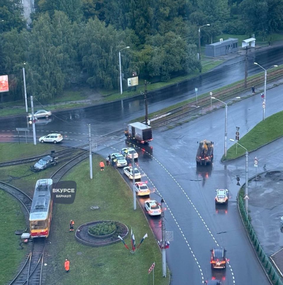ДТП на кольце улиц Малахова и Антона Петрова ДТП на кольце улиц Малахова и Антона Петрова