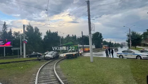 Водитель без прав устроил ДТП на кольце в Барнауле: пострадали четыре подростка