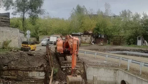 Пожар, падение деревьев, отключение света: в Барнауле устраняют последствия непогоды