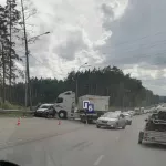 Пробка образовалась на шоссе Ленточный бор в Барнауле из-за ДТП с самосвалом