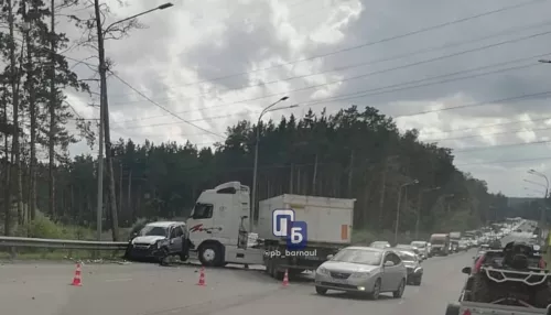 Пробка образовалась на шоссе Ленточный бор в Барнауле из-за ДТП с самосвалом