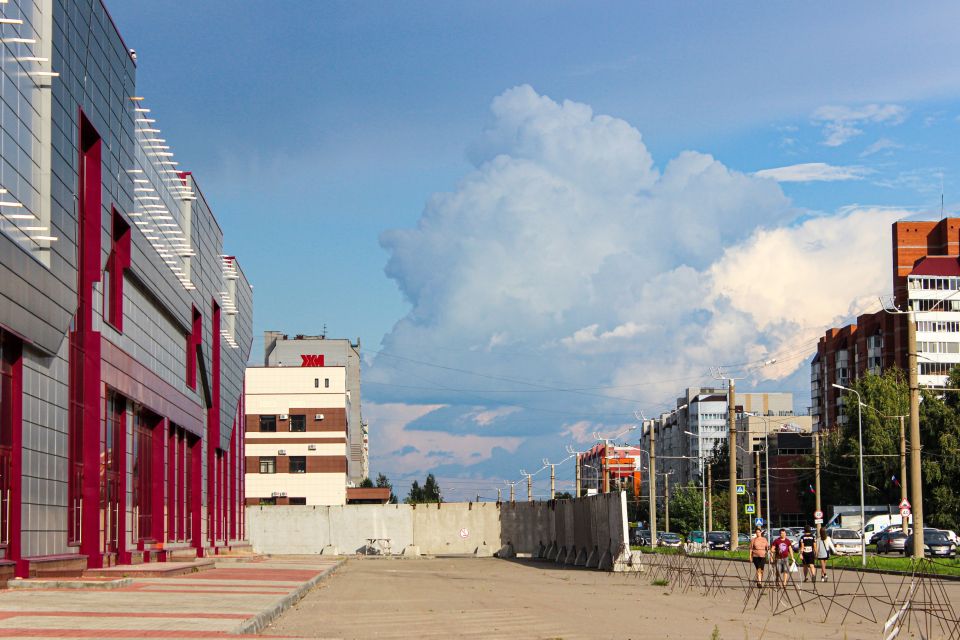 Здание ТРЦ на улице Балтийская, 34. Август 2025 года