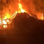 База отдыха вспыхнула в Горном Алтае. Фото и видео