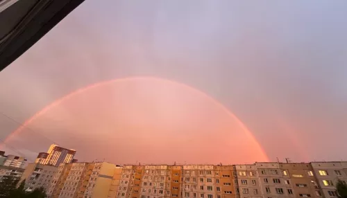 Розовый закат с двойной радугой запечатлели барнаульцы. Фото