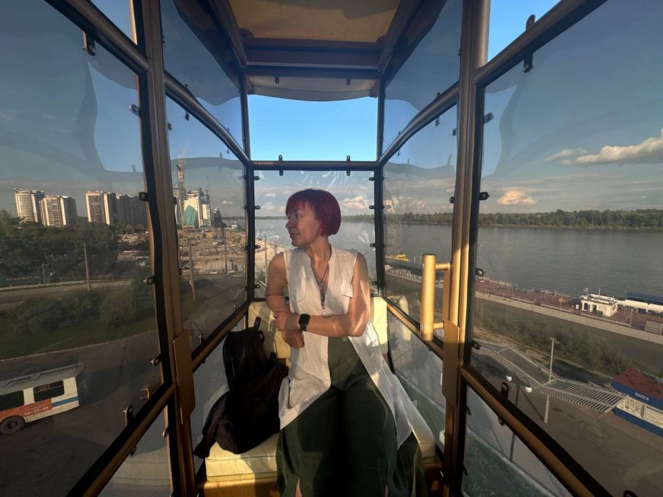 В кабинке колеса обозрения В кабинке колеса обозрения
