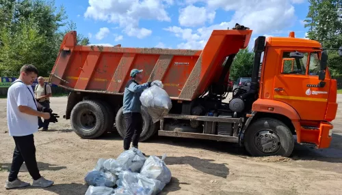 Активисты Росводоканал Барнаул очистили берег реки Пивоварки