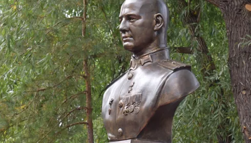 В Барнауле торжественно открыли бюст Героя России Игоря Иванова