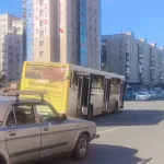 В Новосибирске водитель пассажирского автобуса протаранил три авто и умер