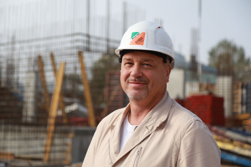 Дмитрий Ишутин на стройплощадке комплекса "Буревестник" Дмитрий Ишутин на стройплощадке комплекса "Буревестник"