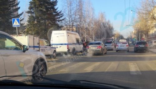 Полиция перекрыла улицу в центре Барнаула: работают кинологи и группа разминирования