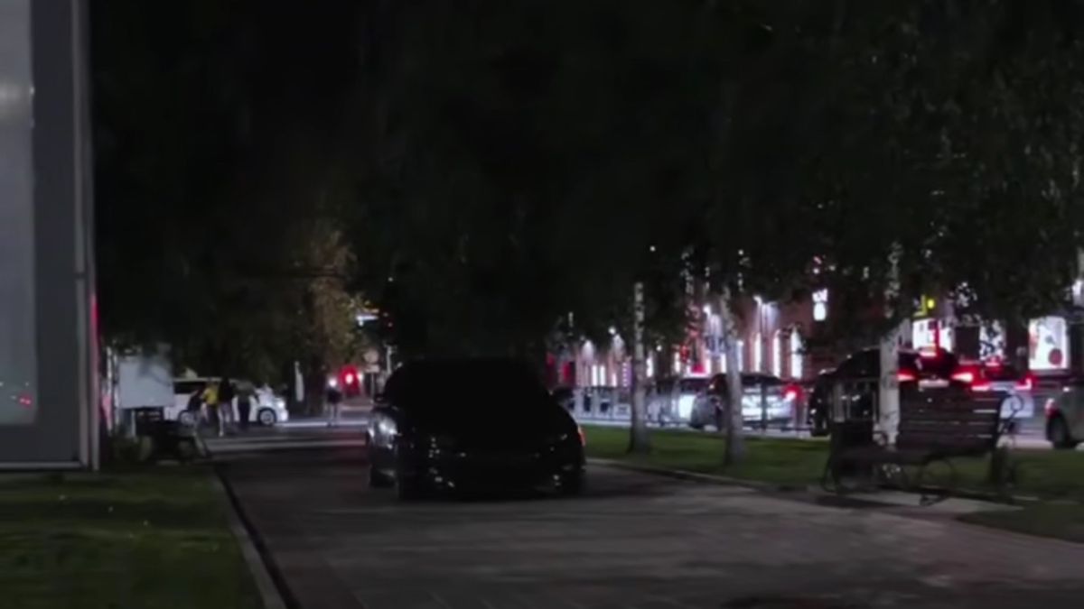 Авто на аллее на проспекте Ленина