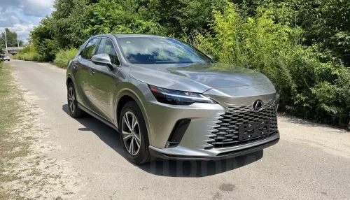 Новый серебристый Lexus продают в Барнауле за 7,2 млн рублей. Фото