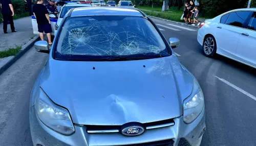 В Бийске иномарка сбила двух подростков на зебре