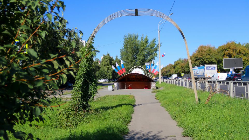Тротуар вдоль Павловского тракта. Вид на подземный переход