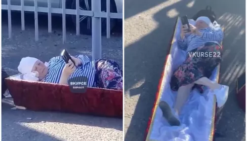 Жительница Славгорода легла в гроб и разбросала яйца ради вечной жизни. Видео